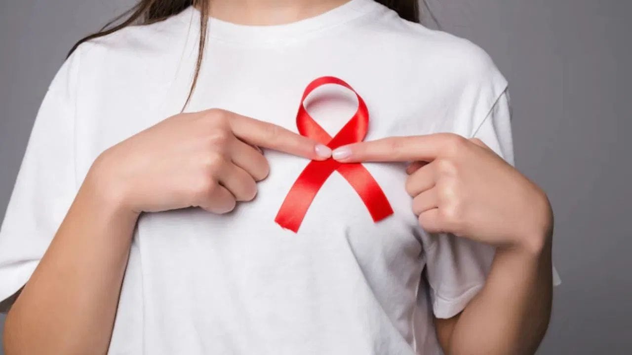 સ્તન કેન્સર - અંડરઆર્મ્સમાં ડિઓડોરન્ટ લગાવવાથી તે વિસ્તાર એસ્ટ્રોજેનિક રસાયણોના સંપર્કમાં આવી શકે છે, જે સ્તન પેશીઓને અસર કરી શકે છે. આ રસાયણો સ્તન પેશીઓની વૃદ્ધિમાં વધારો કરી શકે છે, અને વધુ પડતી પેશીઓની વૃદ્ધિ સ્તન કેન્સર તરફ દોરી શકે છે.