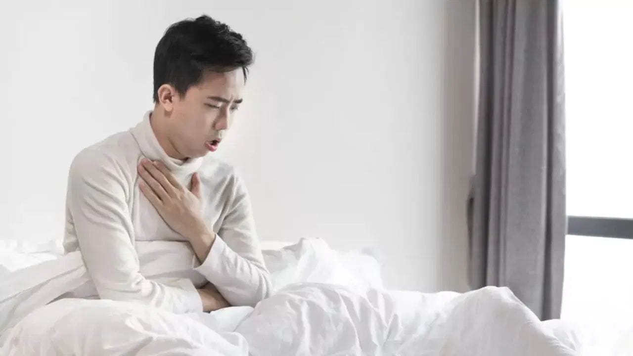 ડીઓડોરન્ટની સુગંધ શ્વાસનળીને બળતરા કરી શકે છે, જેના કારણે ખાંસી, શ્વાસ લેવામાં તકલીફ અને અસ્થમા જેવી સમસ્યાઓ થઈ શકે છે. ખાસ કરીને, સંવેદનશીલ વ્યક્તિઓ અને બાળકો પર તેની વધુ અસર જોવા મળે છે.