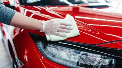 કાર સાફ અને ચમકતી રહે એ દરેક કાર માલિકની ઈચ્છા હોય છે પરંતુ શું તમને ખબર છે કે, કાર સાફ કરવા માટે કયું કાપડ અને કયો રંગ વપરાય છે? આનો સીધો અસર કારના પેઇન્ટ પર પડે છે કે નહીં? જો ખોટું કાપડ વાપરો , તો કારના પેઇન્ટ પર સ્ક્રેચ પડી શકે છે અને તેની ચમક ઓછી થઈ શકે છે.