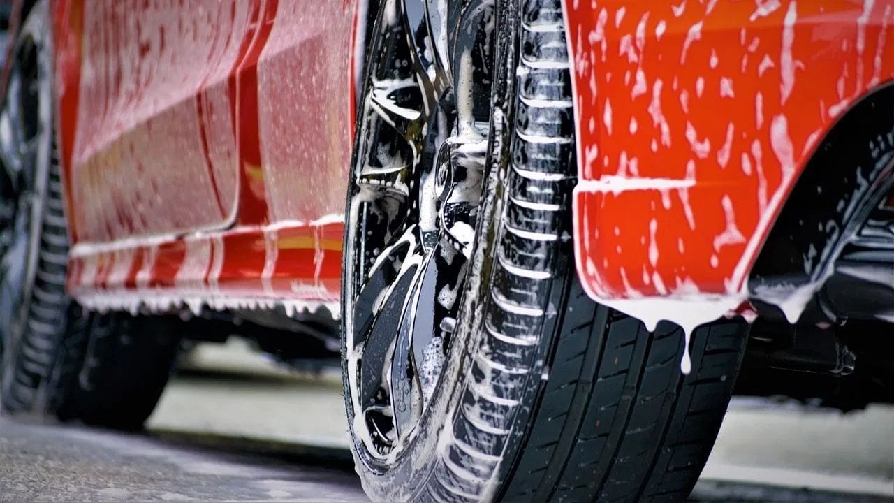 આ સાથે જ જ્યુટ, સિન્થેટિક અથવા ખરાબ ટેક્સચરવાળા કાપડનો ઉપયોગ ન કરવો, કારણ કે તેનાથી કારની બોડી પર નાના સ્ક્રેચ પડી શકે છે અને તેની ચમક બગડી શકે છે. એક્સપર્ટસ મુજબ, કારના રંગ અનુસાર કાપડનો રંગ પસંદ કરો.