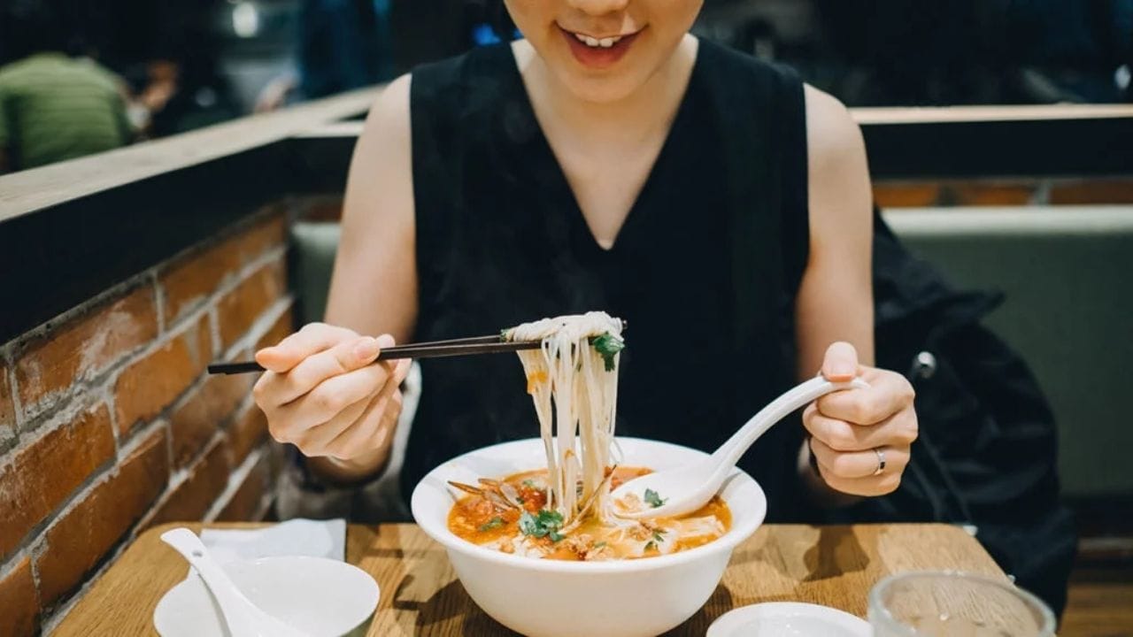 જો પાચન ખરાબ હોય, તો ભૂખ ઓછી થાય છે: હવે પ્રશ્ન એ છે કે કયા રોગો ભૂખને આ રીતે અસર કરે છે? સૌ પ્રથમ પેટ અને પાચન સંબંધિત રોગો જેમ કે ગેસ્ટ્રાઇટિસ, અલ્સર અથવા લીવરની સમસ્યા ભૂખ ઘટાડી શકે છે. આ રોગોમાં ઘણીવાર પેટમાં ભારેપણું અનુભવાય છે, થોડું ખાધા પછી પણ પેટ ભરેલું લાગે છે અને ક્યારેક ઉલટી કે ઉબકા આવે છે. બીજી બાજુ જો થાઇરોઇડ હોર્મોનનું લેવલ બગડે છે, તો ભૂખ પર પણ અસર થાય છે. હાઇપોથાઇરોડિઝમમાં, ચયાપચય ધીમો પડી જાય છે, જે ભૂખ ઘટાડી શકે છે, જ્યારે હાઇપરથાઇરોઇડિઝમમાં ક્યારેક વિપરીત અસર થાય છે.