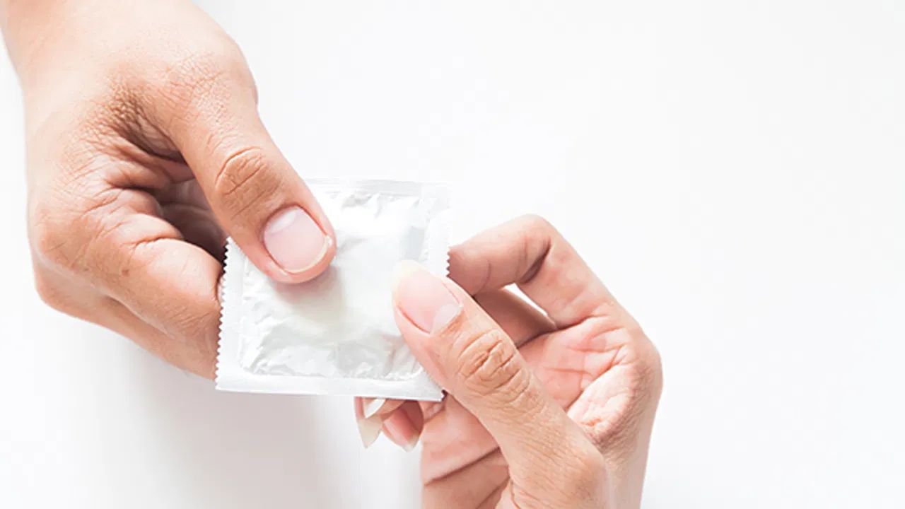 અહેવાલો અનુસાર, ફ્રાન્સમાં ફાર્મસી, યુનિવર્સિટી હેલ્થ સેન્ટર અને ક્લિનિક્સમાં કોન્ડોમ સરળતાથી મળી રહે છે. નિયમમાં સ્પષ્ટપણે જણાવાયું છે કે, જે કોઈ કોન્ડોમ ઈચ્છે તે જઈને મફતમાં મેળવી શકે છે, પછી ભલે તે 16 વર્ષનો હોય કે 18 વર્ષથી વધુનો હોય.