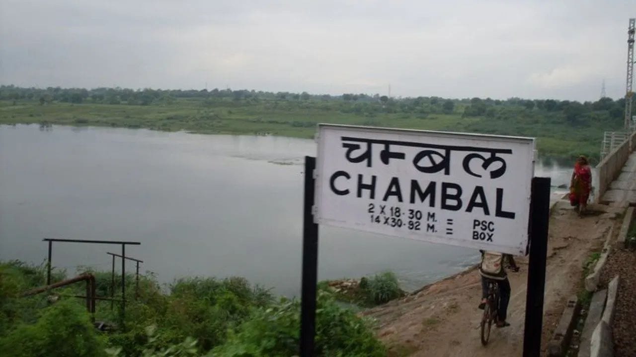 ચંબલ નદીના શાપ પાછળ મહાભારત કાળ સાથે સંબંધિત એક વાર્તા છુપાયેલી છે, જે તેને ગંગા-યમુનાથી અલગ બનાવે છે. એવું માનવામાં આવે છે કે એક સમયે આ સ્થળના રાજા રતિદેવે ચંબલ નદીના કિનારે સેંકડો પ્રાણીઓનું બલિદાન આપ્યું હતું.