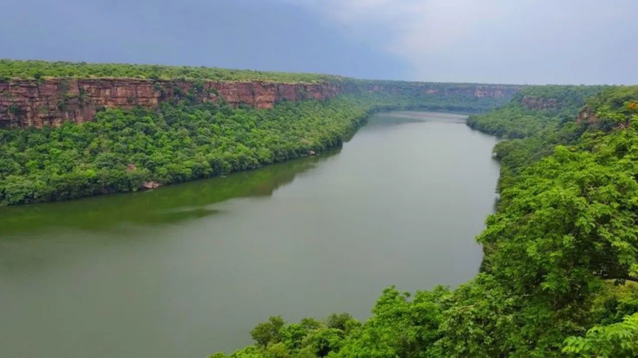 ધાર્મિક માન્યતા છે કે દ્રૌપદીના આ શાપને કારણે, લોકો ચંબલ નદીનું પાણી પીવાનું અને તેમાં સ્નાન કરવાનું ટાળે છે. ઉપરાંત, શાપિત થવાને કારણે, ચંબલ નદીની પૂજા કરવામાં આવતી નથી. કેટલીક માન્યતાઓમાં, તેને ભૂતિયા નદી પણ કહેવામાં આવે છે.