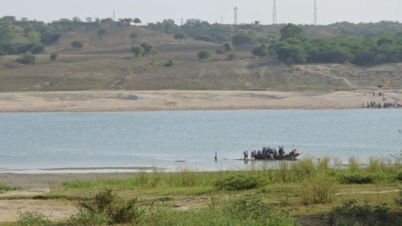 એવું માનવામાં આવે છે કે આ પ્રાણીઓના બલિદાનનું લોહી નદીમાં ભળી ગયું હતું અને આખી નદી લોહીથી લાલ થઈ ગઈ હતી. ત્યારથી તેને શાપિત માનવામાં આવે છે. એવું કહેવાય છે કે આ નદીમાં સ્નાન કરવાથી જીવનમાં મુશ્કેલીઓનો સામનો કરવો પડે છે.