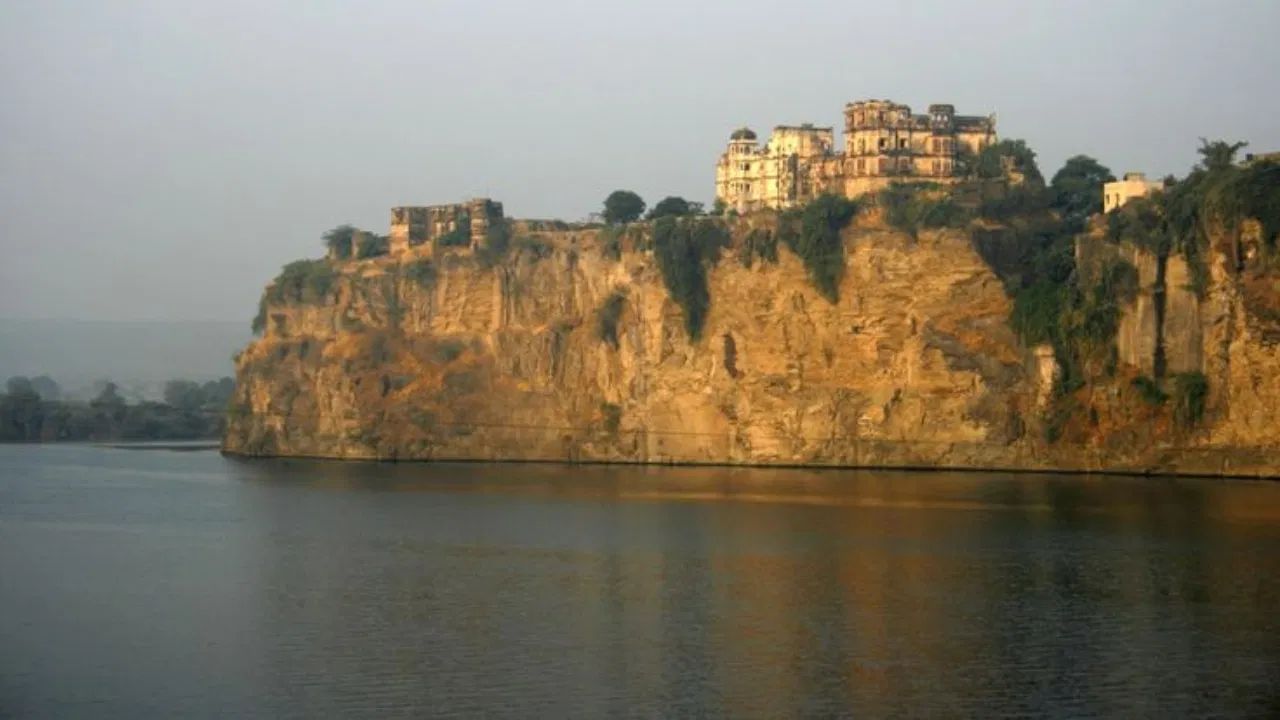 ગંગા, નર્મદા અને ગોદાવરી જેવી નદીઓમાં સ્નાન કરવાથી આપણને પુણ્ય મળે છે, પરંતુ ચંબલ નદીના કિસ્સામાં આવું નથી. મધ્યપ્રદેશ, ઉત્તર પ્રદેશ અને રાજસ્થાનમાં વહેતી ચંબલ નદી વિશે એવું કહેવામાં આવે છે કે તેમાં સ્નાન કરવાથી પુણ્યને બદલે પાપ થાય છે.