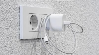 મોબાઇલ ફોન આપણા જીવનમાં મહત્વપૂર્ણ સ્થાન ધરાવે છે. આજે, ફોન અન્ય કાર્યો જેટલો જ મહત્વપૂર્ણ છે. માત્ર મનોરંજન જ નહીં, પરંતુ અન્ય ઘણા મહત્વપૂર્ણ કાર્યો પણ ફોન સાથે કરવામાં આવી રહ્યા છે. જો કે, ફોન જેટલો મહત્વપૂર્ણ છે, તેનું ચાર્જર પણ એટલું જ મહત્વપૂર્ણ છે. ફોન ચાલુ રાખવા માટે ફોન ચાર્જ કરવો ખુબ જરુરી છે. ત્યારે મોટાભાગના લોકો ફોન ચાર્જ કર્યા પછી ફોનને ચાર્જમાંથી કાંઢી તો લે છે પણ ચાર્જરને પ્લગમાં જ લગાવી રાખે છે.