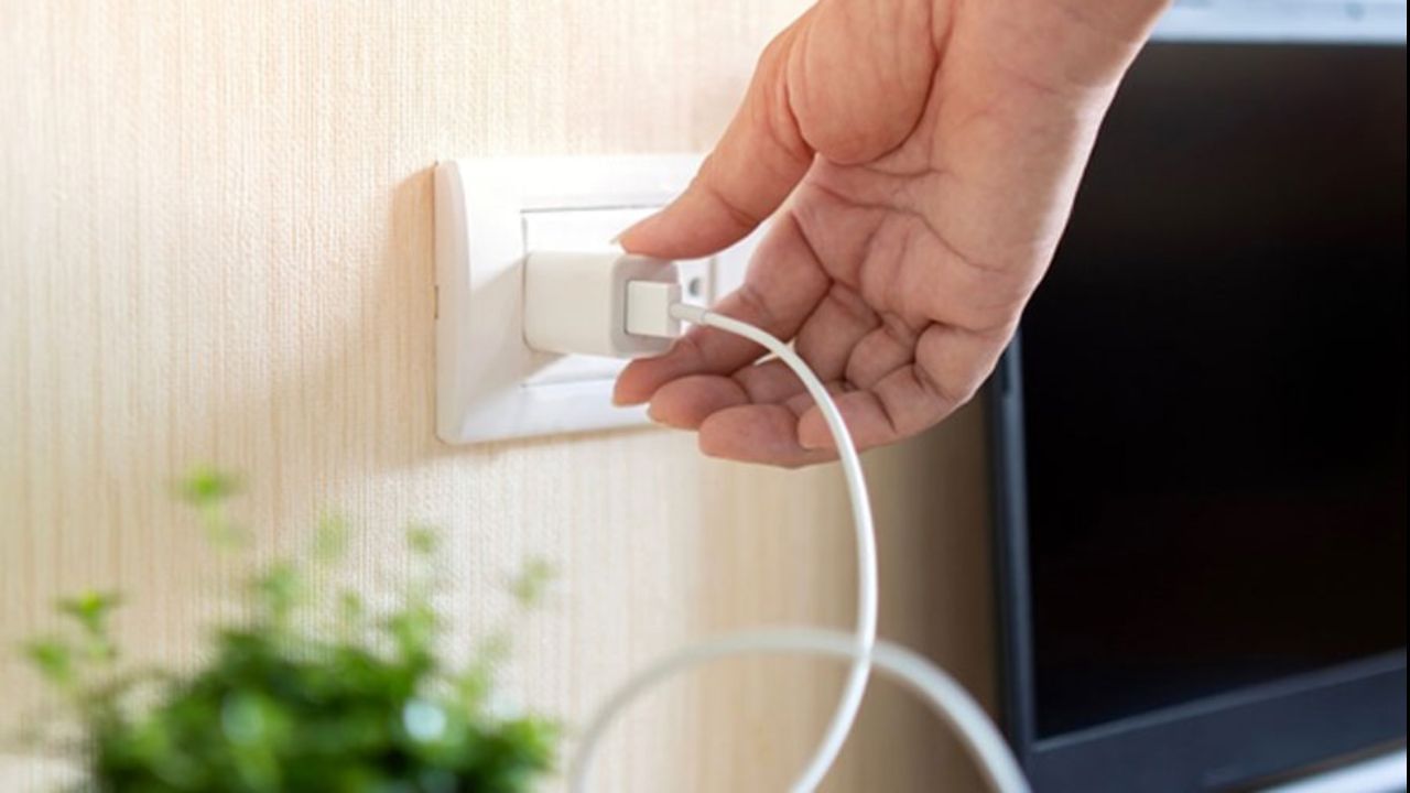 જો તમે ચાર્જરને પ્લગ ઇન કરીને છોડી દો છો, તો તે વીજળી ખેંચતું રહે છે. આને 'સ્ટેન્ડબાય પાવર' કહેવામાં આવે છે. આનો અર્થ એ છે કે ચાર્જર ઉપકરણ સાથે જોડાયેલ હોય કે ન હોય, તે થોડી વીજળી ખેંચતું રહે છે. આનાથી ઘણી વીજળીનો બગાડ થાય છે. ચાર્જરને લાંબા સમય સુધી પ્લગ ઇન રાખવાથી ઓવરહિટીંગ, સોકેટ બળી જવું અને શોર્ટ સર્કિટ જેવી ઘટનાઓ થઈ શકે છે.