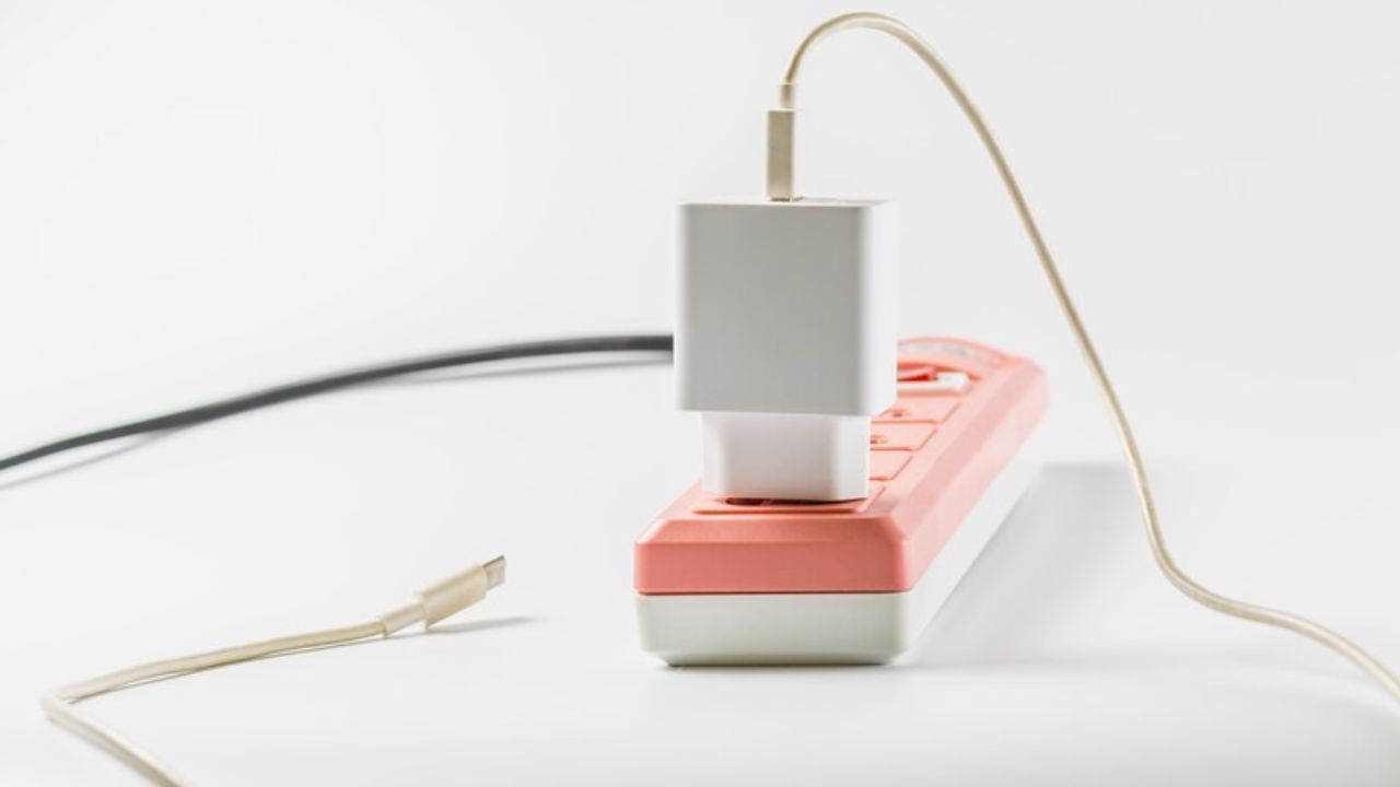 જ્યારે ચાર્જર સતત પ્લગ સાથે જોડાયેલ હોય છે, ત્યારે ગરમીને કારણે તેના આંતરિક ભાગોને નુકસાન થવા લાગે છે. આ ચાર્જરની કાર્ય ક્ષમતા નબળી પાડે છે અને તે ઉપકરણને યોગ્ય રીતે ચાર્જ કરવામાં સક્ષમ નથી. જો તમે ચાર્જરને અનપ્લગ રાખવાની આદત પાડો છો, તો તે ઝડપથી નુકસાન થશે નહીં.