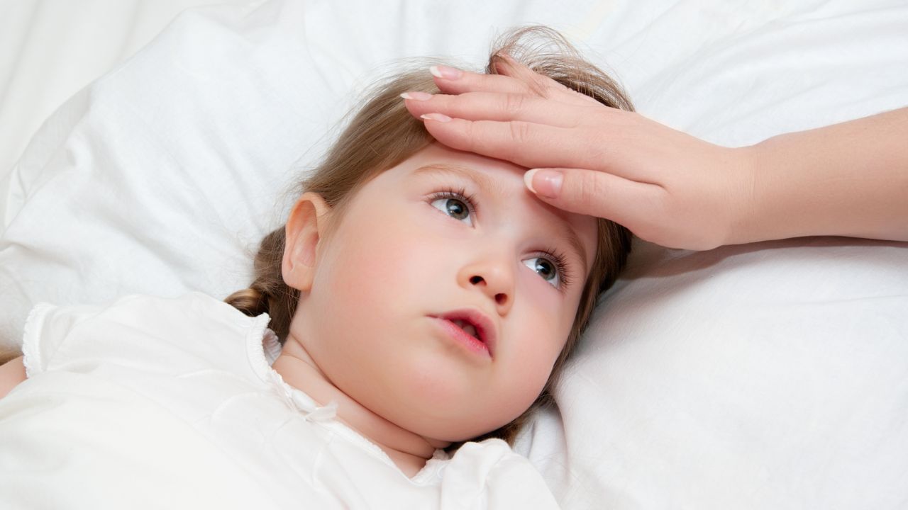 લક્ષણો શું છે?: જીટીબી હોસ્પિટલના ડો. અજિત કુમાર કહે છે કે જો બાળક બીમાર પડી રહ્યું હોય તો સમયસર કેટલાક લક્ષણો ઓળખવા ખૂબ જ મહત્વપૂર્ણ છે. વરસાદની ઋતુમાં, બાળકોને પહેલા શ્વાસ લેવામાં તકલીફ થઈ શકે છે, જેમ કે સતત છીંક આવવી, નાક વહેવું, શ્વાસ લેતી વખતે ઘરઘરાટી થવી અથવા ઝડપી શ્વાસ લેવો. આ ઉપરાંત, 100°F થી વધુ તાવ, ચીડિયાપણું, સુસ્તી અને દૂધ પીવામાં રસ ઓછો થવો એ પણ સામાન્ય લક્ષણો છે. ઉધરસ અથવા ગળામાં દુખાવો થવાને કારણે બાળક વારંવાર ખાંસી શકે છે અથવા તેનો અવાજ ભારે થઈ શકે છે. પેટ સંબંધિત સમસ્યાઓમાં ઝાડા, વારંવાર મળ, ઉલટી અથવા પેટમાં ખેંચાણનો સમાવેશ થઈ શકે છે.