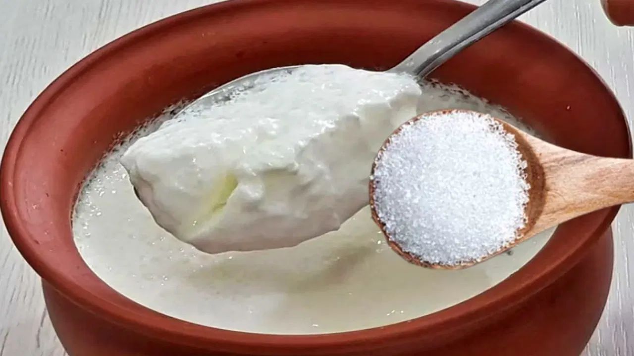 ગરમીથી બચાવો - આપણને બધાને શરૂઆતથી જ કહેવામાં આવ્યું છે કે ઉનાળામાં દહીં ખાવાથી આપણા શરીરને ઠંડક મળે છે. આવી સ્થિતિમાં, જ્યારે તમે બહાર જાઓ છો, ત્યારે હીટ સ્ટ્રોકનું જોખમ ઘટાડવા માટે દહીં અને ખાંડ ખવડાવવામાં આવે છે. ગરમીથી પોતાને બચાવવાનો આ સૌથી સહેલો અને અસરકારક રસ્તો છે. આવી સ્થિતિમાં, જ્યારે તમે બહાર જાઓ છો ત્યારે બીમાર થવાની શક્યતા પણ ઓછી થઈ જાય છે.