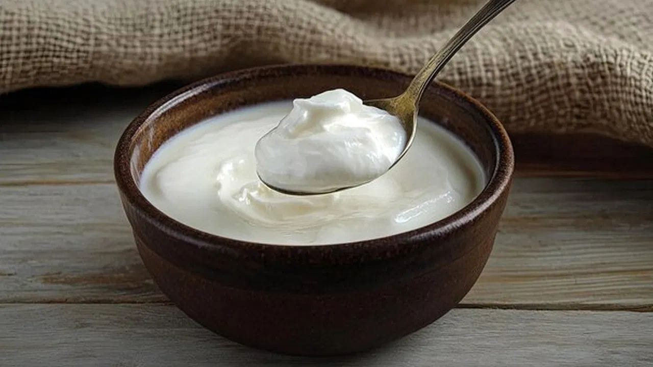 ઊર્જા મળે છે - દહીં અને ખાંડ સ્વાસ્થ્ય માટે ખૂબ જ ફાયદાકારક માનવામાં આવે છે. તેને ખાવાથી શરીરને તાત્કાલિક ઉર્જા મળે છે, કારણ કે આપણને ખાંડમાંથી ગ્લુકોઝ અને દહીંમાંથી પ્રોટીન મળે છે. ઘરની બહાર નીકળતા પહેલા તેને ખાવાથી તમે દિવસભરના બધા કામમાં ઊર્જાવાન રહેશો.