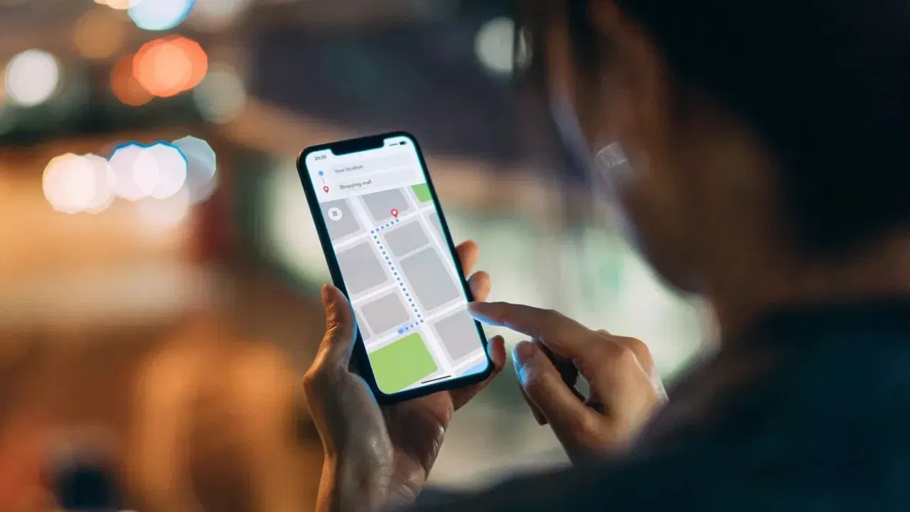 લોકેશન કે વ્યક્તિગત માહિતી ટ્રેકની સમસ્યા : જ્યારે મોબાઇલ ડેટા હંમેશા ચાલુ હોય છે, ત્યારે તમારું ઉપકરણ સતત ડેટા મોકલતું અને પ્રાપ્ત કરતું હોય છે, જેનો ઉપયોગ તમારું લોકેશન ટ્રેક કરવા, તમારી ઑનલાઇન પ્રવૃત્તિઓને ટ્રેક કરવા અને તમારા વિશેની વ્યક્તિગત માહિતી એકત્રિત કરવા માટે થઈ શકે છે.