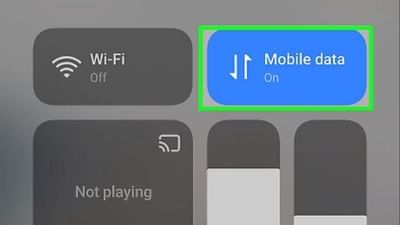 રાત્રે સૂતા પહેલા મોબાઈલ ડેટા કેમ બંધ કરવો જોઈએ? હવે તમે વિચારતા હશો કે જ્યારે તમારી પાસે WiFi અથવા અનલિમિટેડ ડેટા પ્લાન હોય, તો તેનો ઉપયોગ કેમ ન કરવો. પરંતુ તાજેતરમાં એક કિસ્સો પ્રકાશમાં આવ્યો છે જેમાં એક ટ્વિટર એન્જિનિયરે એક ટ્વિટમાં જણાવ્યું છે કે એપમાં બેકગ્રાઉન્ડ માઈક્રોફોનનો ઉપયોગ થઈ રહ્યો છે.