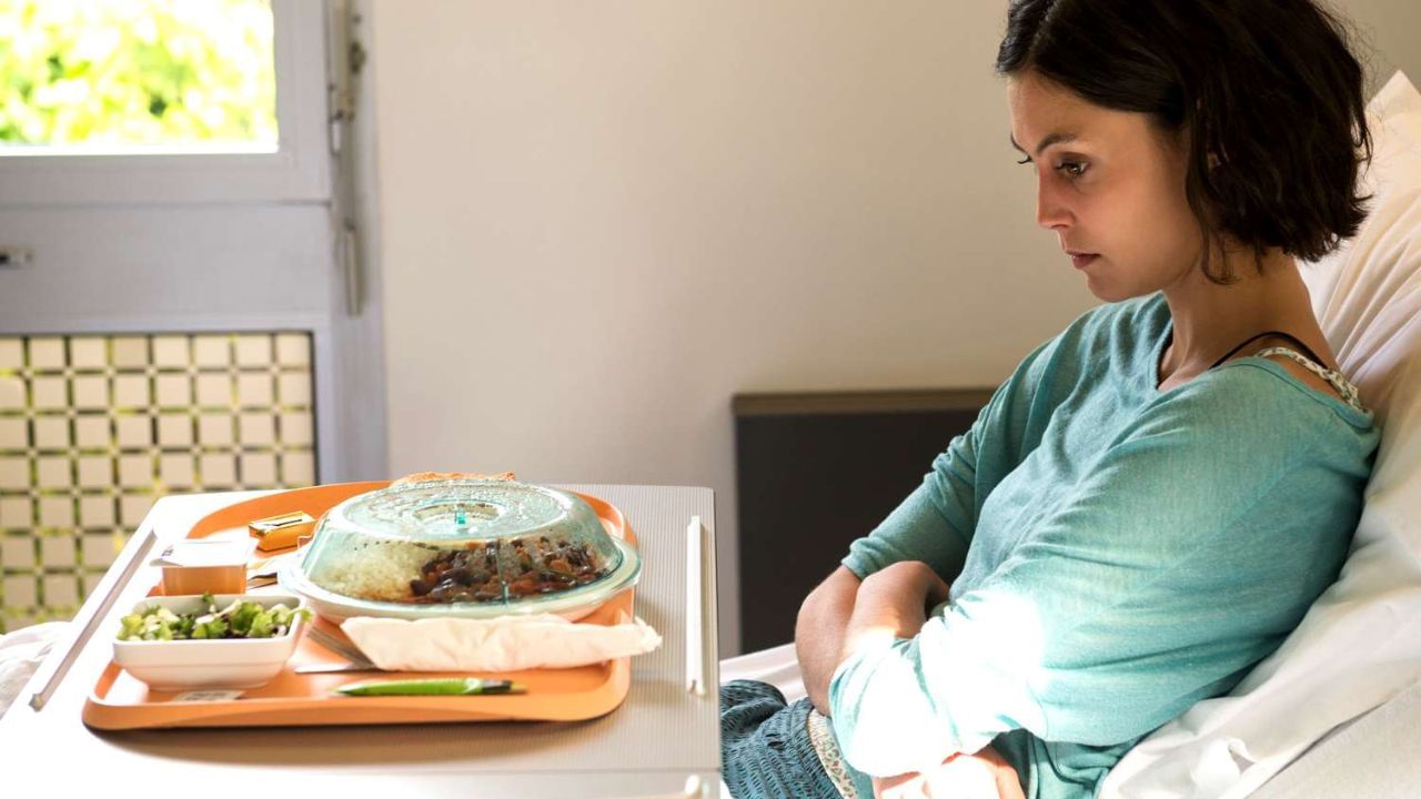 તણાવમાં ભૂખ ઓછી થાય છે: ભૂખ ન લાગવી એ ફક્ત પેટ કે થાઇરોઇડની સમસ્યા નથી, ક્યારેક તે ડાયાબિટીસ, કિડની રોગ, હૃદયની નિષ્ફળતા અથવા તો અમુક પ્રકારના કેન્સરનું પ્રારંભિક લક્ષણ પણ હોઈ શકે છે. કેટલીક માનસિક સ્વાસ્થ્ય સમસ્યાઓ, જેમ કે ડિપ્રેશન અથવા ચિંતા, પણ ભૂખને અસર કરે છે. ડિપ્રેશનમાં ઘણીવાર ખાવાનું મન થતું નથી અને લોકો કોઈ કારણ વગર વજન ઘટાડવાનું શરૂ કરે છે.