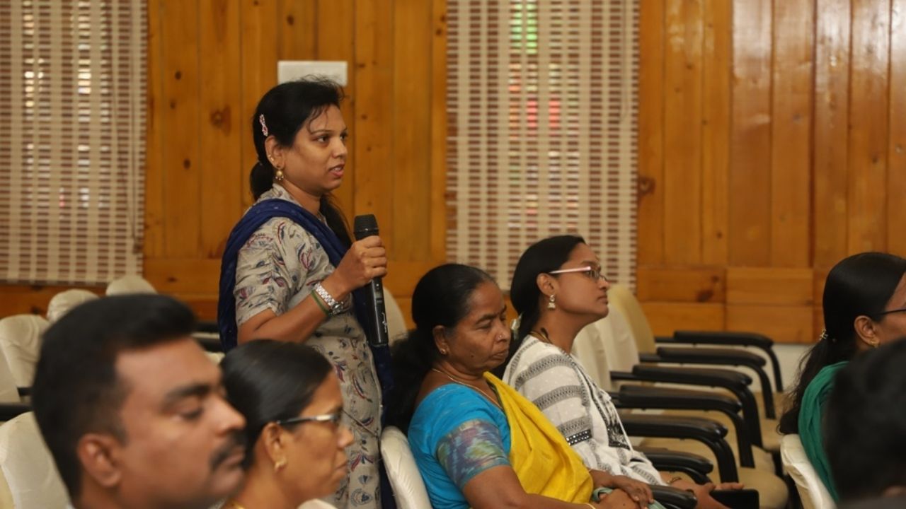 વર્કશોપના ફાયદા શું છે?: બીજી બાજુ આ પહેલ એવા પરિવારો માટે ઉપયોગી સાબિત થઈ શકે છે જે પહોંચી શકે છે. માતાપિતાને રોજિંદા વાલીપણામાં નાના ફેરફારો શીખવાની તક મળશે, જે ઘરે તરત જ અપનાવી શકાય છે. આ બાળકોની ડિજિટલ ટેવો, પરસ્પર વાતચીત અને તણાવનો સામનો કરવાની ક્ષમતા સુધારવામાં મદદરૂપ થઈ શકે છે.
