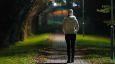 લોકો પોતાને સ્વસ્થ અને ફિટ રાખવા માટે દોડે છે અને ચાલે છે. રાત્રિભોજન કર્યા પછી, લોકો ફરવા માટે બહાર જાય છે. પરંતુ રાત્રિભોજન કર્યા પછી ચાલવું શા માટે જરૂરી છે? શું આપણે રાત્રિભોજન પછી ઝડપથી ચાલવું જોઈએ કે ધીમે ચાલવું જોઈએ અને કેટલા સમય સુધી ચાલવું આપણા સ્વાસ્થ્ય માટે ફાયદાકારક રહેશે? શું તમે ક્યારેય આ બાબતો વિશે વિચાર્યું છે? ચાલો જાણીએ રાત્રે રાત્રિભોજન કર્યા પછી કેવી રીતે ચાલવું જોઈએ અને તેનાથી સ્વાસ્થ્ય લાભ શું થાય?