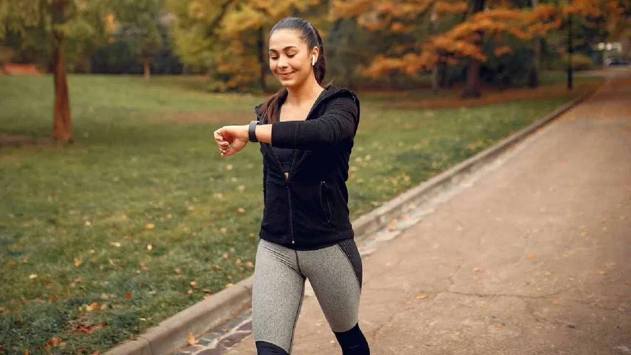 ડિનર કર્યા પછી કેટલું ચાલવું જોઈએ? - ખોરાક ખાધા પછી તરત જ ચાલવાનું ટાળવું જોઈએ, કારણ કે તે પાચન પ્રક્રિયાને અસર કરી શકે છે. શરીરને ખોરાક પચાવવા માટે લોહીના પ્રવાહની જરૂર હોય છે, અને ચાલવાથી સ્નાયુઓમાં લોહીનો પ્રવાહ તરત જ બદલાઈ જાય છે, જે પાચન ધીમું કરી શકે છે. નિષ્ણાતો માને છે કે વ્યક્તિએ ખાધા પછી ઓછામાં ઓછા 10-15 મિનિટ પછી ચાલવું જોઈએ. કેટલાક નિષ્ણાત 20 મિનિટ અથવા તો અડધા કલાક પછી ચાલવાનું કહે છે.