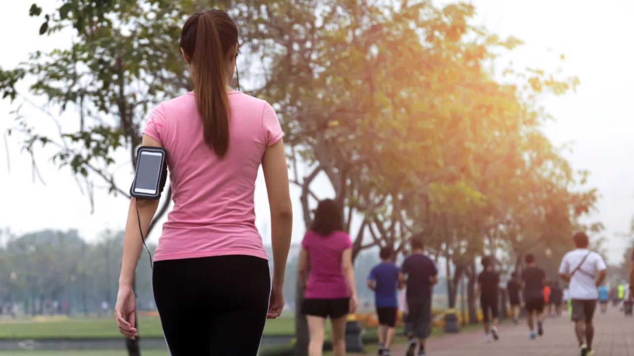 રાત્રિભોજન પછી ચાલવું એ માત્ર શારીરિક જ નહીં, પરંતુ માનસિક સ્વાસ્થ્ય માટે પણ એક ઉત્તમ ઉપાય છે. જ્યારે આપણે ચાલીએ છીએ, ત્યારે આપણા શરીરમાં એન્ડોર્ફિન નામના હોર્મોન્સ મુક્ત થાય છે, જેને 'હેપી હોર્મોન્સ' તરીકે પણ ઓળખવામાં આવે છે. આ એન્ડોર્ફિન્સ તણાવ, હતાશા અને ચિંતા જેવી નકારાત્મક લાગણીઓને ઘટાડવામાં મદદ કરે છે, જેનાથી આપણું મન શાંત અને હકારાત્મક બને છે.