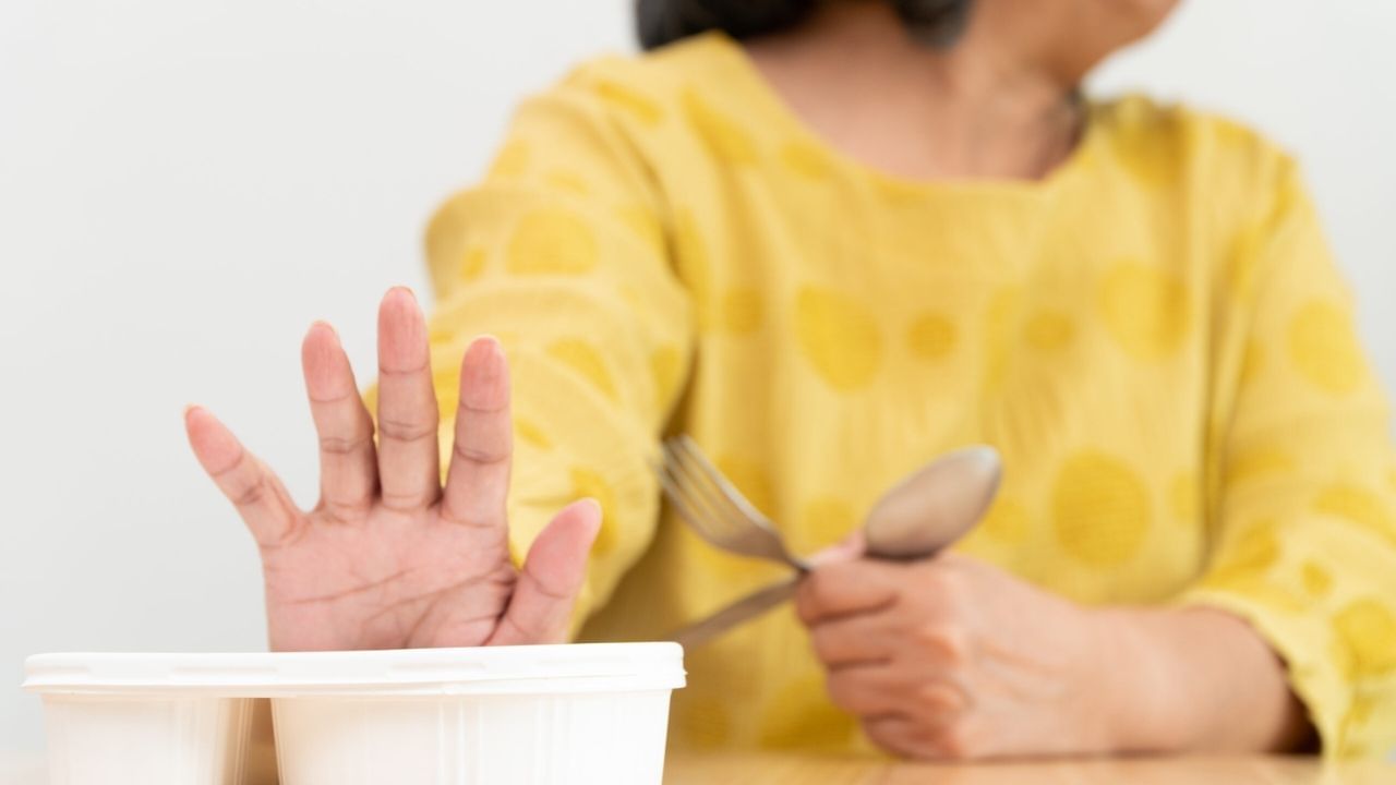 શરીરમાં થતા ફેરફારોને કારણે ભૂખ ન લાગવી: બીજું કારણ શરીરમાં ચેપ હોઈ શકે છે. ટીબી (ક્ષય રોગ), વાયરલ હેપેટાઇટિસ અથવા કોઈપણ પ્રકારના ક્રોનિક ચેપની જેમ, આ રોગોમાં શરીર ચેપ સામે લડવામાં પોતાની શક્તિ ખર્ચ કરે છે અને ભૂખ કુદરતી રીતે ઓછી થઈ જાય છે. ઘણી વખત આ રોગો માટે લાંબા સમય સુધી દવાઓ લેવાથી શરીર પર નકારાત્મક અસર પડે છે, જેના કારણે ભૂખ ઓછી લાગે છે.