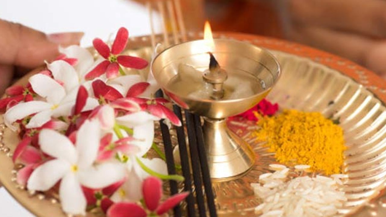 દીવો: ભાઈને રાખડી બાંધીને આરતી ઉતારવી જરુરી છે આ માટે પૂજા થાળીમાં દીવો પણ રાખવો જોઈએ. તે ભાઈના જીવનમાં મંગલ કાર્યોનો સંકેત આપે છે તેમજ બહેન ભાઈની આરતી ઉતારે છે તો તેના જીવનમાં સુખ-સમૃદ્ધિ આવે છે.