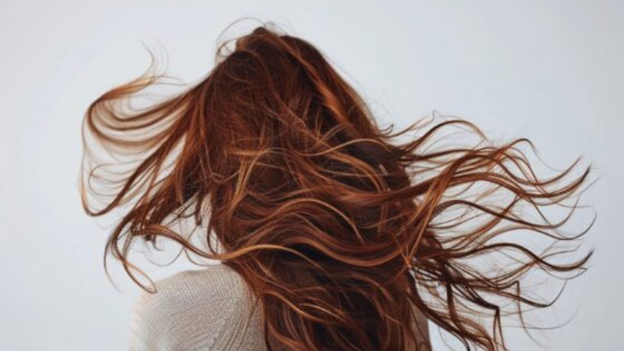 જો તમે કેમિકલ યુક્ત ઉત્પાદનોથી દૂર રહો છો અને સરળ ઘરેલું ઉપચાર અપનાવો છો તો કમર જેટલા વાળ મેળવવા મુશ્કેલ નથી. ચાલો જાણીએ તે ઘરેલું ઉપચાર જે તમારા વાળને મૂળથી મજબૂત બનાવીને તેની લંબાઈ વધારવામાં મદદ કરશે.
