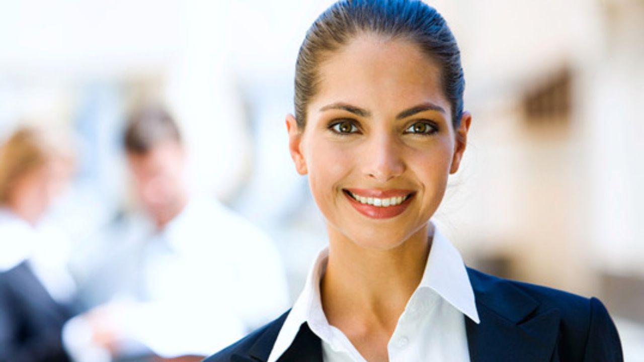 ટોનિંગ માટે આ કરો: ચહેરો ધોયા પછી ટોનિંગ જરૂરી છે, તે સ્કીનને ટાઇટ કરે છે અને ત્વચાનો ટોન દેખાય છે અને ત્વચાનો pH પણ સંતુલિત થાય છે. આ માટે તમારા ચહેરા પર ગુલાબજળ છાંટો અને પછી તેને સુકાવા દો. આ કામમાં ભાગ્યે જ એક મિનિટ લાગશે.