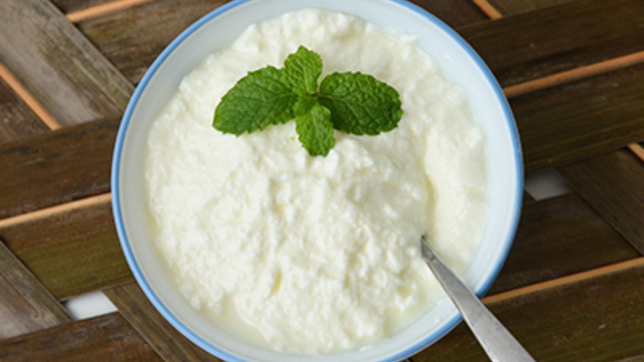 પેટના એસિડ સાથે ક્રિયાપ્રતિક્રિયા - જ્યારે ખાલી પેટે દહીંનું સેવન કરવામાં આવે છે, ત્યારે પેટનો એસિડ દહીંમાં રહેલા કેટલાક ફાયદાકારક બેક્ટેરિયાને મારી શકે છે. જેનાથી તેના પ્રોબાયોટિક ફાયદાઓ ઓછા થાય છે. આનો સામનો કરવા માટે ઓટ્સ અથવા ફળો જેવા કાર્બોહાઇડ્રેટ્સ સાથે દહીંનું મિશ્રણ કરવું એ એક સારો વિકલ્પ હોઈ શકે છે.