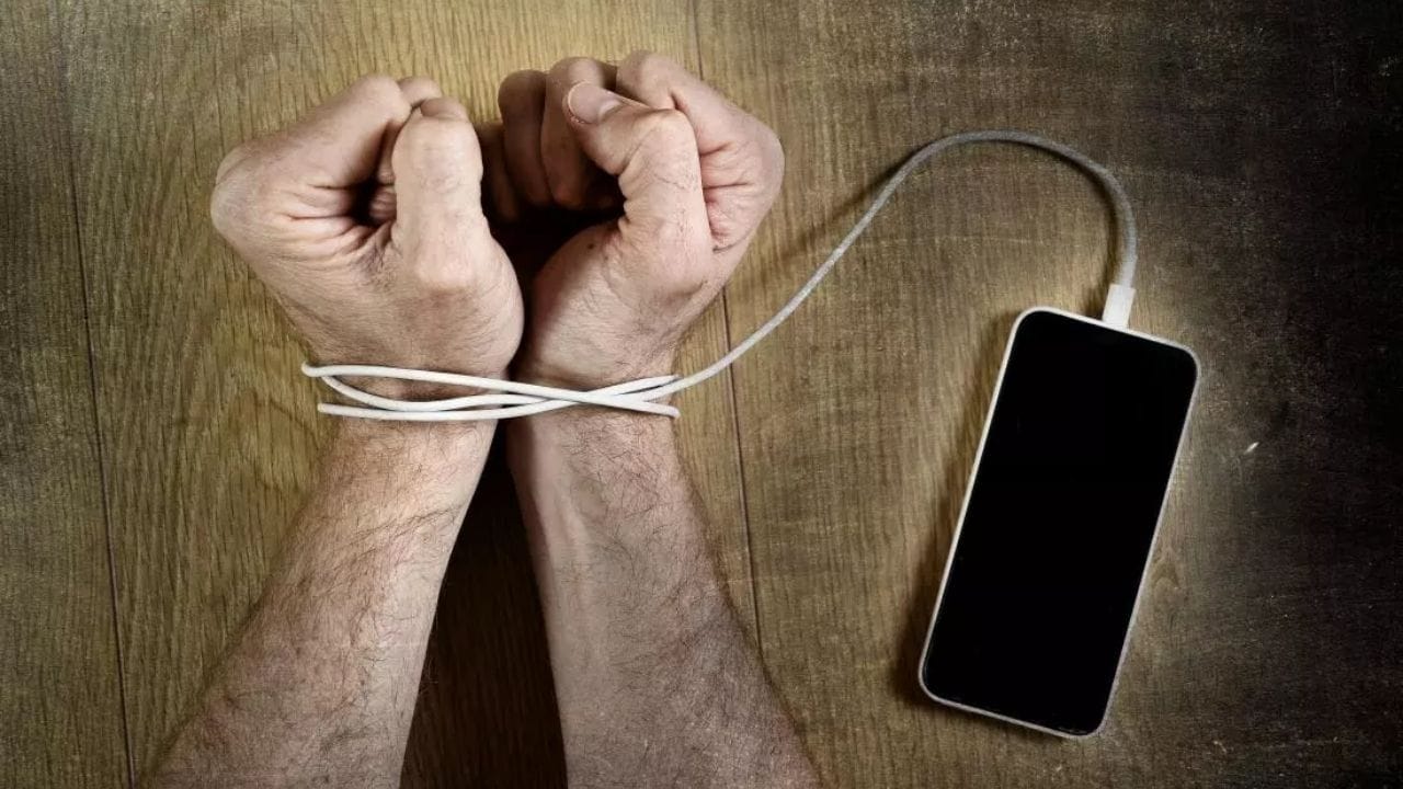 હવે સોશિયલ મીડિયાની આ આદતો ધીમે-ધીમે આપણા મન અને મૂડને અસર કરવા લાગે છે. આનાથી માનસિક સ્વાસ્થ્ય પણ બગડી રહ્યું છે. ગાઝિયાબાદ જિલ્લા હોસ્પિટલના મનોચિકિત્સા વિભાગના ડૉ. એકે વિશ્વકર્મા કહે છે કે દરેક વ્યક્તિ સોશિયલ મીડિયા પર પોતાના જીવનનો સારો ભાગ, સુંદર ફોટા, મોંઘી મુસાફરી, શાનદાર લાઈફસ્ટાઈલ બતાવે છે. આ જોઈને ઘણા લોકો પોતાના જીવનને ઓછું આંકવા લાગે છે. આ બાબત તણાવ, ચિંતા અને ક્યારેક ડિપ્રેશન તરફ દોરી જાય છે.