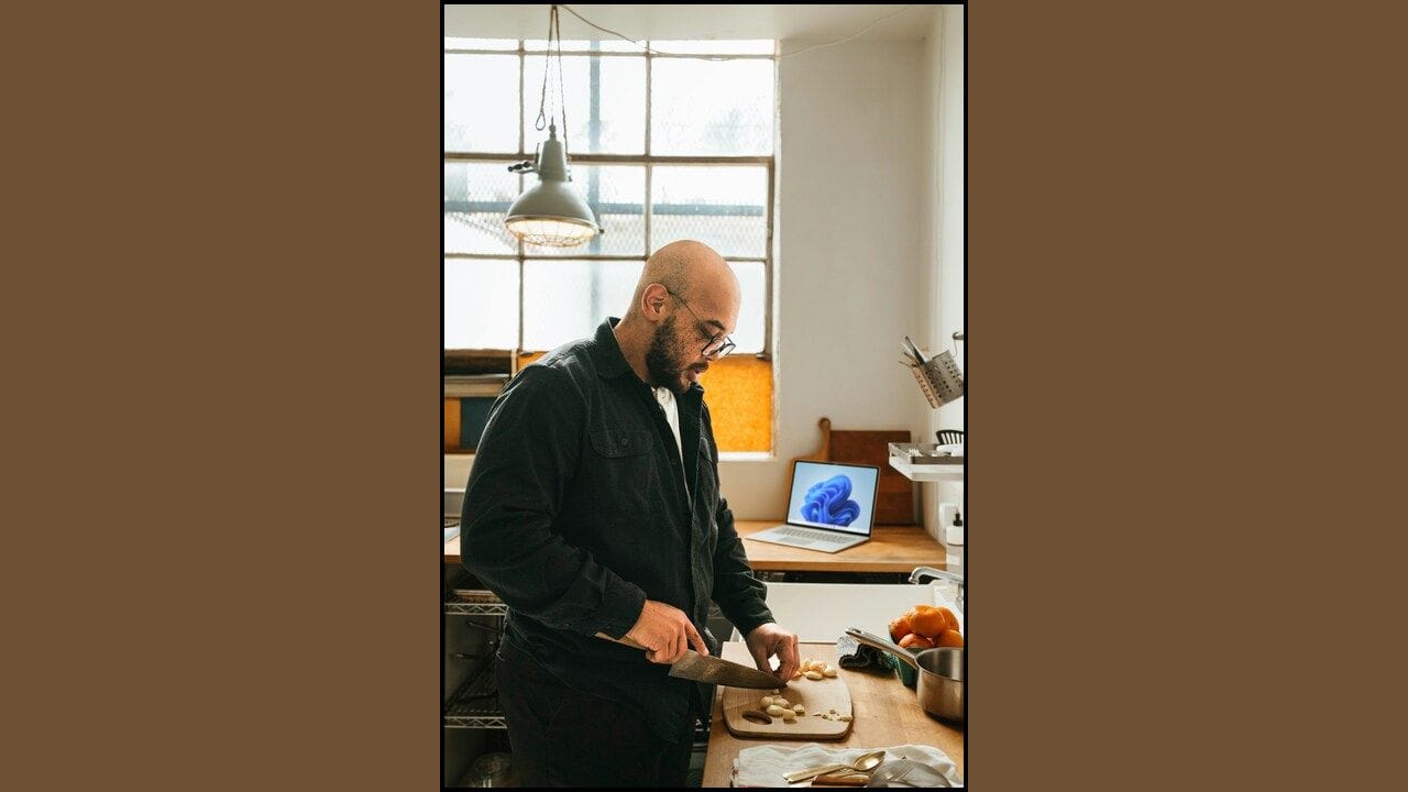 આ રિવાજો ઉપરાંત લગ્ન પછી પતિએ તેની પત્નીના ઘરે રહેવું પડે છે અને ઘરના બધા કામ કરવા પડે છે. ખાસી જાતિની મહત્વની વાત એ છે કે, અહીંની છોકરીઓ જીવનભર તેમના માતા-પિતા સાથે રહે છે, જ્યારે છોકરાઓ તેમના માતા-પિતાનું ઘર છોડીને તેમના સાસરિયાના ઘરે રહેવા જાય છે.