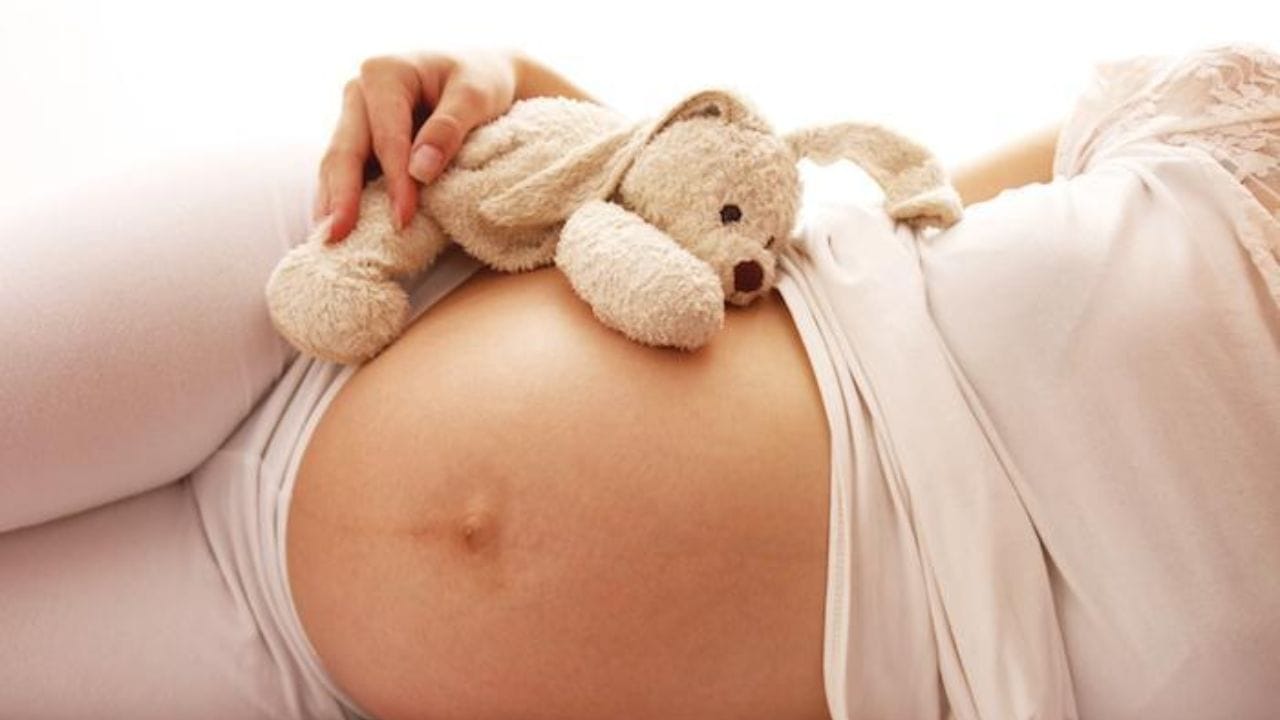 એવું કહેવાય છે કે સ્ત્રીઓને ગર્ભાવસ્થા દરમિયાન વધારાની સંભાળની જરૂર હોય છે. આવી સ્થિતિમાં તેમને તેમના પિયરમાં પ્રસૂતિ પહેલાની સંભાળ મળે છે. આવી સ્થિતિમાં આજના સમાચારમાં અમે તમને જણાવીશું કે સ્ત્રીઓ ગર્ભાવસ્થા દરમિયાન તેમના માતા-પિતા પાસે કેમ જાય છે અને ત્યાં તેમને કેટલી સંભાળ મળે છે.