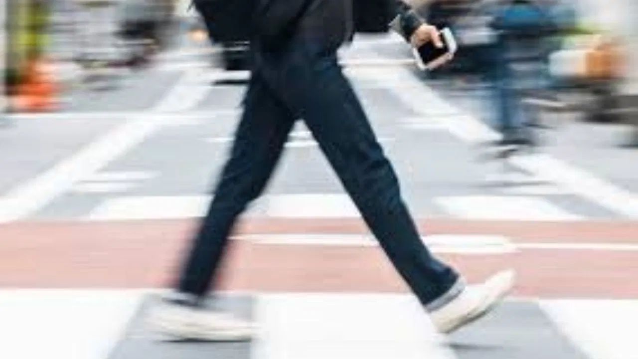 છઠ્ઠી ભૂલ એ છે કે ખાધા પછી તરત જ ભારે કસરત કરવી અથવા ઝડપી ચાલવું. આ પાચન પ્રક્રિયાને અસર કરે છે. ખાધા પછી લગભગ 100 પગલાં ધીમું ચાલવું સારું છે. નહિતર પેટમાં દુખાવો, અપચો અને ઉબકા જેવી સમસ્યાઓ થઈ શકે છે.