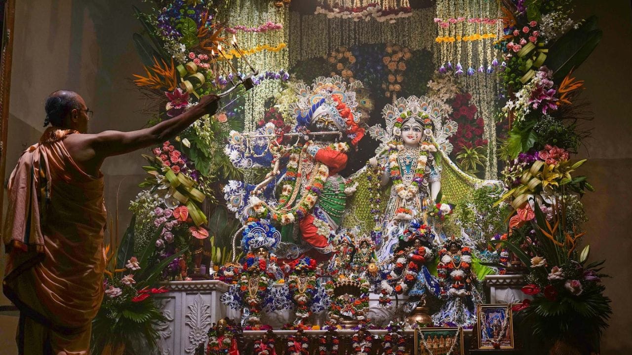 જન્માષ્ટમી દરમિયાન હરે કૃષ્ણ મંદિર ખાતે રાધામાધવને સુંગધીદાર અને આનંદદાયક વસ્ત્રો પહેરાવ્યા. ભગવાનને સુંદર રેશ્મી વસ્ત્રોમાંથી બનાવેલ ભવ્ય પોશાક અને ઉત્સવ માટે ખાસ વૃંદાવનથી તૈયાર કરેલ વિવિધ કિંમતી અલંકારો પહેરાવવામાં આવ્યા હતા. આ ઉપરાંત મંદિરને ભારતના જુદા જુદા સ્થળોએથી લાવેલ સુંગધીદાર અને રંગબેરંગી ફૂલોથી સજાવવામાં આવ્યું હતું. આ માટેની તૈયારી સતત 2 મહિના પહેલાથી કરવામાં આવી હતી. 