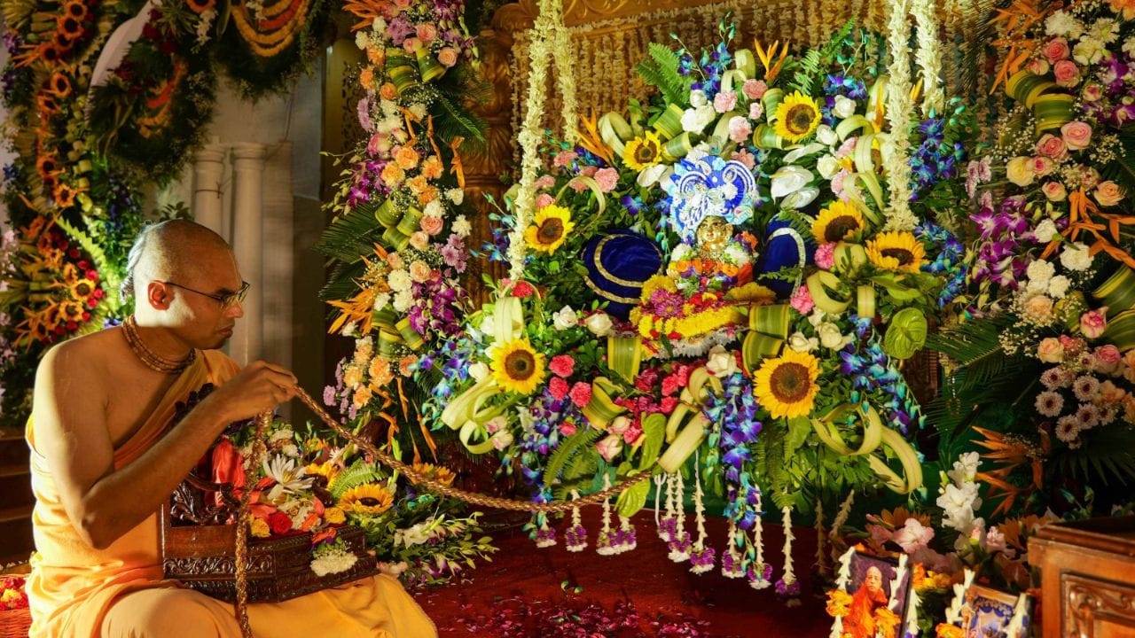 જણાવી દઈએ કે, ભગવાન કૃષ્ણ માટે હિંડોળા (ઝૂલન) સેવાનું પણ આયોજન કરવામાં આવ્યું હતું. સુવર્ણ રથ જન્માષ્ટમી ઉત્સવ દરમિયાન ભગવાન રાધા-માધવને વિશિષ્ટ રીતે બનાવટ કરેલ સુવર્ણ રથમાં સાંજે 7.30 વાગે  સવારી કરાવવામાં આવી હતી. 