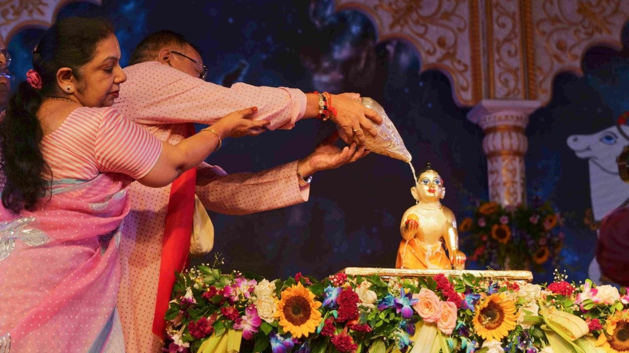 આશરે પાંચ હજાર વર્ષ પહેલા ભગવાન કૃષ્ણના અવતરણ સમયે મહારાજા નંદ અને માતા યશોદાએ બાલકૃષ્ણને દૂધ, ઘી, મધ, ફળોના રસ, પંચગવ્ય, ઔષધિઓ અને પુષ્પોથી ભક્તિપૂર્વક અભિષેક કર્યો હતો. આ સિવાય સાત પવિત્ર નદીઓના જળવાળા 108 કળશથી પણ ભગવાનનો અભિષેક કરવામાં આવ્યો હતો.