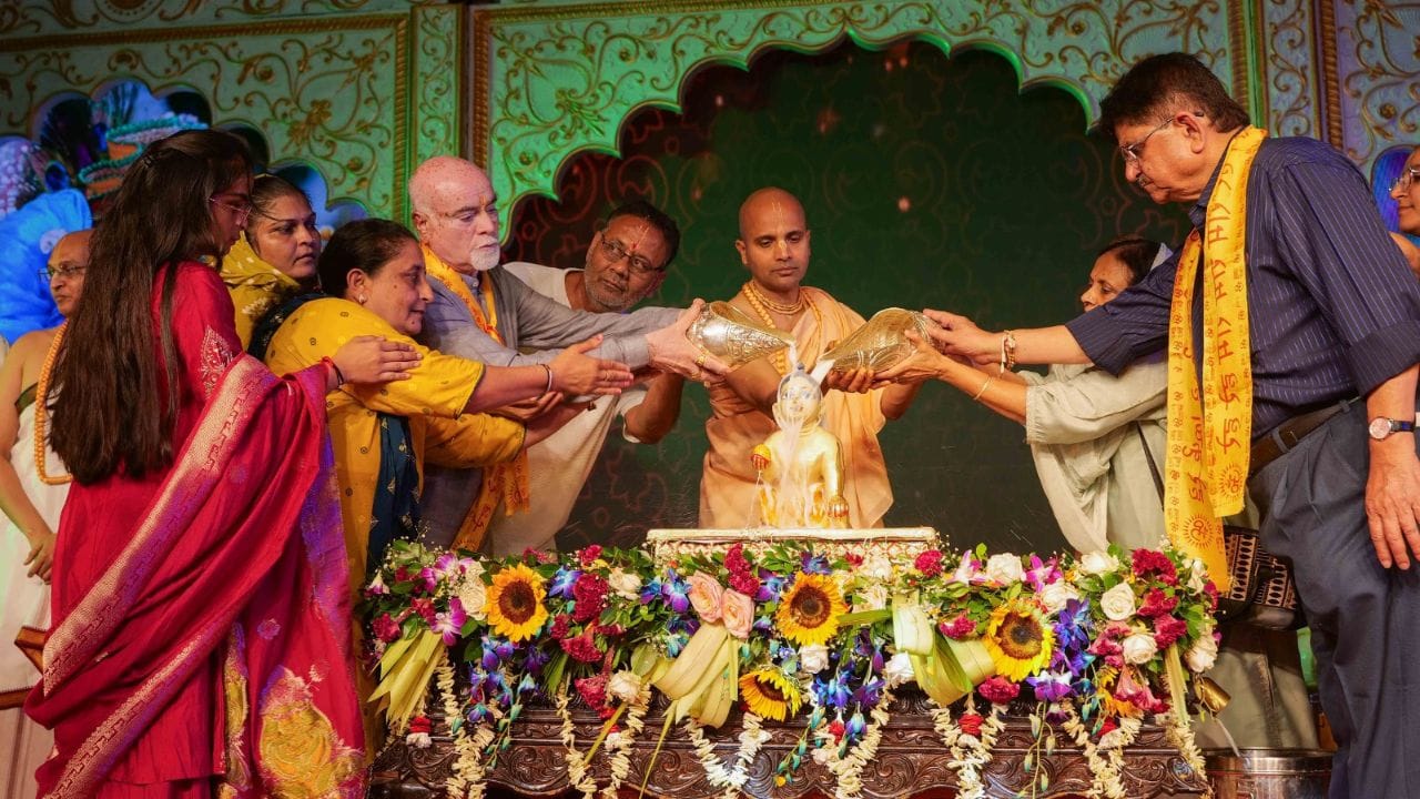 કાર્યક્રમની શરૂઆતમાં રથની પૂજા કરવામાં આવી અને વૈદિકગ્રંથોના વૈદિક મંત્રોનું ગાન તેમજ ભગવાનની મહાઆરતી કરવામાં આવી હતી. ત્યારબાદ ભક્તો દ્રારા રથના દોરડા ખેંચીને ભગવાન રાધા-માધવને મંદિર પરિસરની ફરતે સવારી કરાવવામાં આવી હતી. રથના સંપૂર્ણ રૂટ દરમિયાન ભક્તો દ્વારા હરિનામ સંકિર્તન કરવામાં આવ્યું હતું. 