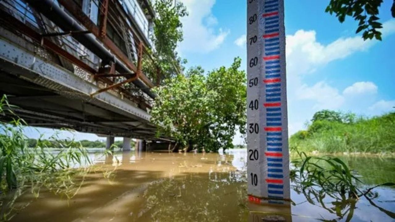 ખતરાના નિશાન શું છે?: ખરેખર જ્યારે નદીનું પાણીનું સ્તર ભયજનક સપાટીને પાર કરે છે, ત્યારે નદીનું પાણી વસાહતો, ખેતરો અને રસ્તાઓ સુધી પહોંચે છે જે જીવન માટે ખતરો ઉભો કરી શકે છે.