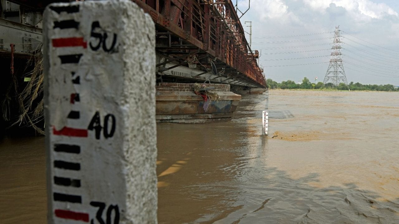 માર્ક કેવી રીતે નક્કી થાય છે: કોઈપણ નદી પર તેના પ્રવાહ અને પાણી ભરવાની ક્ષમતાને ધ્યાનમાં રાખીને ભયનું ચિહ્ન મૂકવામાં આવે છે. જો કોઈ નદીનું પાણીનું સ્તર ચોક્કસ બિંદુથી ઉપર વધે અને વસાહતોમાં પાણી પ્રવેશવાનો ભય હોય, તો તે બિંદુને ભયનું ચિહ્ન માનવામાં આવે છે. એટલે કે તે નદીમાં પાણી તેની ક્ષમતા કરતાં વધી ગયું છે. આવી સ્થિતિમાં વિભાગ તાત્કાલિક રાહત અને બચાવ કાર્ય માટે તૈયારી કરે છે. જેથી લોકોને કોઈ મુશ્કેલીનો સામનો ન કરવો પડે.