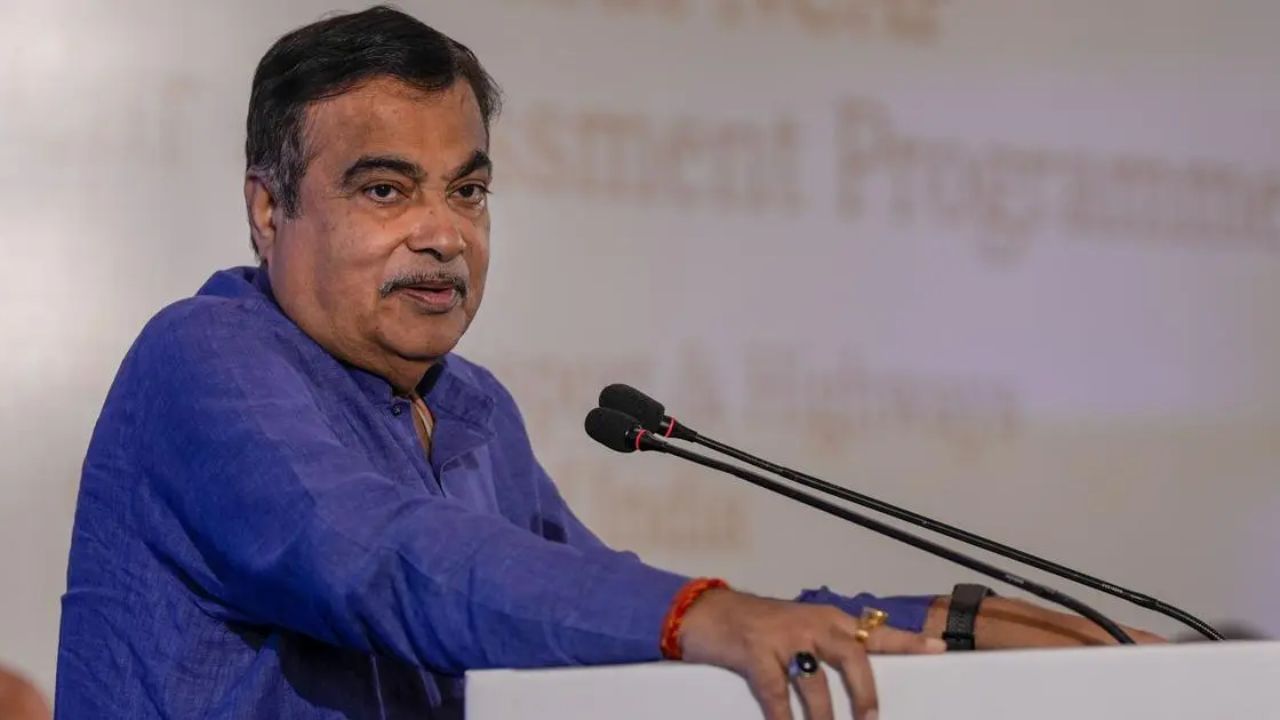 ગડકરી અટકનો મૂળ અર્થ કિલ્લાનો રક્ષક, કિલ્લાનું રક્ષણ કરનાર વ્યક્તિ કે કિલ્લાનો અધિકારી થાય છે. આ અટક મહારાષ્ટ્ર અને વિદર્ભ પ્રદેશમાં જોવા મળે છે.