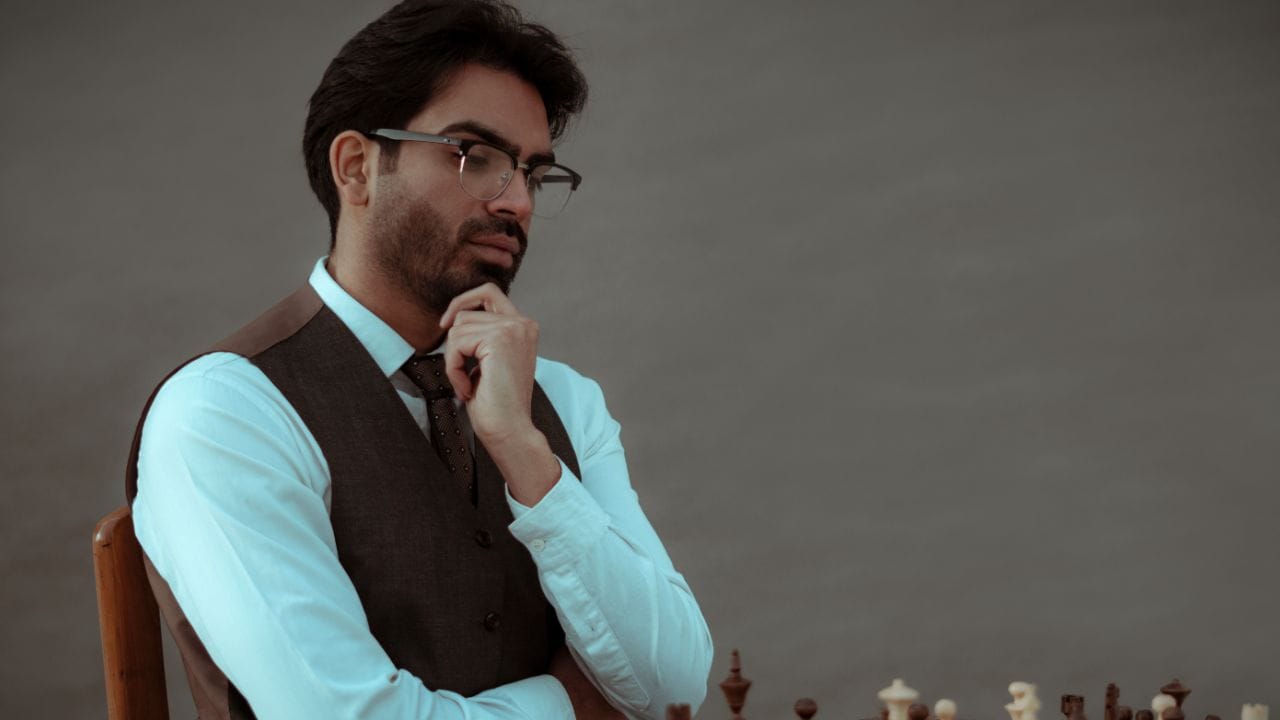 દરેક વ્યક્તિએ દિવસમાં ઓછામાં ઓછું એક વખત પોતાના કર્મો પર મનન કરવું જોઈએ. એ સમયે તેણે દિવસે કરેલા સારા કાર્ય અને થયેલી ભૂલો વિશે વિચારી આત્મમંથન કરવું જરૂરી છે. (Credits: - Canva)