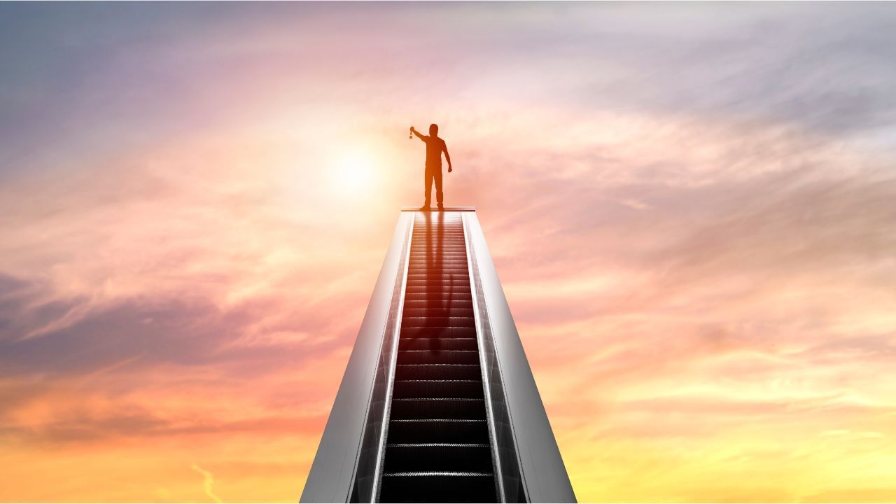 આત્મવિચારની પ્રથા દ્વારા માણસ માત્ર પોતાની ખામીઓમાં સુધારો લાવી શકતો નથી, પરંતુ તે જીવનમાં આગળ વધવા અને સફળતા મેળવવા માટેનો માર્ગ પણ શોધી શકે છે. નોંધ: અહી આપવામાં આવેલી જાણકારી ધાર્મિક આસ્થા ઓ અને લોક માન્યતાઓ આધારિત છે, જેનો કોઈ વૈજ્ઞાનિક આધાર નથી. સામાન્ય જનરૂચિને ધ્યાનમાં રાખીને આ લેખને અહી પ્રસ્તુત કરવામાં આવ્યો છે. (Credits: - Canva)