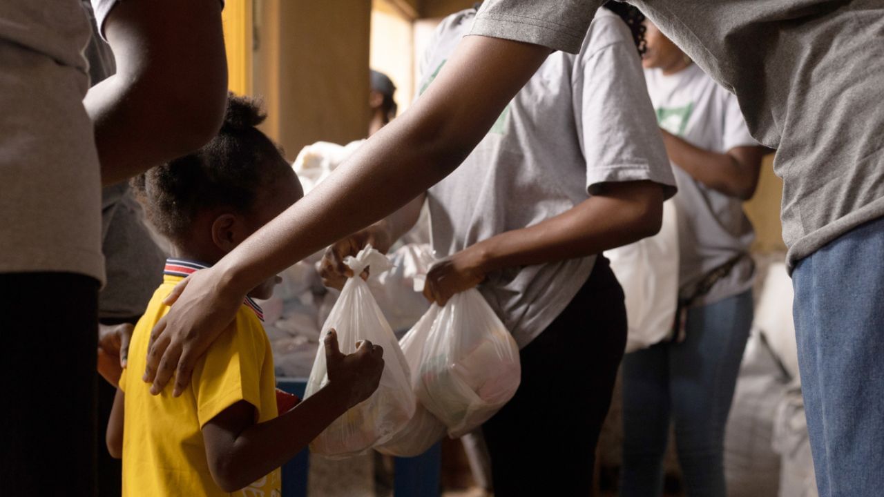 જે માણસ પોતાની શક્તિ અનુસાર નિયમિત દાન આપવાની આદત રાખે છે, તેના જીવનમાં ઊભી થતી મુશ્કેલીઓ ધીમે ધીમે દૂર થતી જાય છે અને માર્ગ સરળ બનતો રહે છે. (Credits: - Canva)