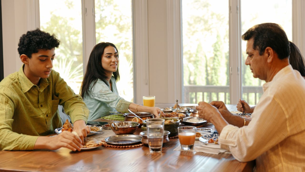 ભોજન કરતા પહેલા તેનો અમુક ભાગ ઈશ્વરને અર્પણ કરવું શ્રેષ્ઠ માનવામાં આવે છે. સાથે જ ગરીબ અને જરૂરિયાતમંદ વ્યક્તિ ભૂખ્યા ન રહે તે માટે ભોજનનું વિતરણ કરવું ધાર્મિક તથા માનવીય કર્તવ્ય ગણાય છે. (Credits: - Canva)