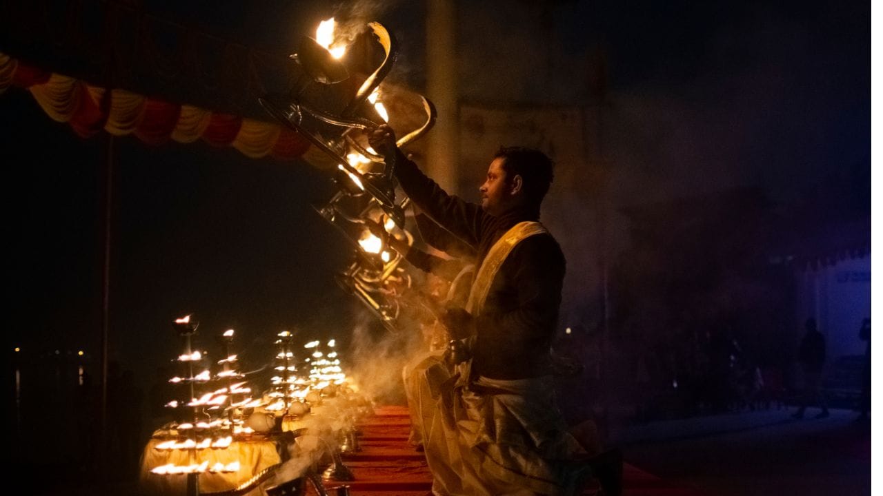 માન્યતા એવી છે કે ગરુડ પુરાણમાં દર્શાવેલા ઉપદેશો પર ચાલનાર વ્યક્તિનું જીવન સુખમય બને છે. તેને દુઃખ અને કષ્ટોનો સામનો ઓછો કરવો પડે છે અને શાંતિ પ્રાપ્ત થાય છે. (Credits: - Canva)