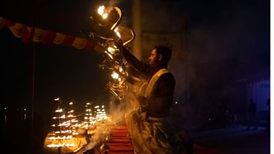 માન્યતા એવી છે કે ગરુડ પુરાણમાં દર્શાવેલા ઉપદેશો પર ચાલનાર વ્યક્તિનું જીવન સુખમય બને છે. તેને દુઃખ અને કષ્ટોનો સામનો ઓછો કરવો પડે છે અને શાંતિ પ્રાપ્ત થાય છે. (Credits: - Canva)