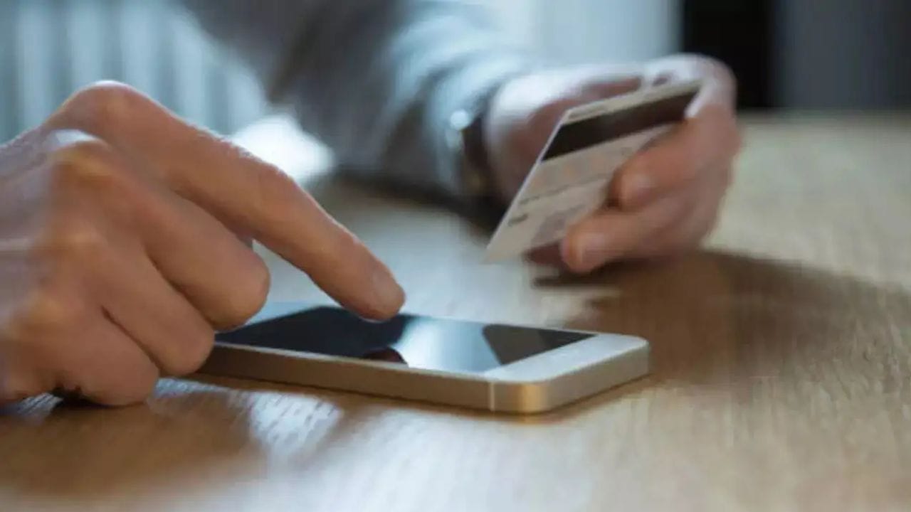 આધાર કાર્ડમાંથી UPI પિન બદલવા માટે, તમારું આધાર કાર્ડ મોબાઈલ નંબર સાથે લિંક હોવું જોઈએ. ઉપરાંત, જે મોબાઈલ નંબર તમારા આધાર સાથે લિંક થયેલ છે, તે જ નંબર તમારા બેંક ખાતા સાથે પણ લિંક હોવો જોઈએ. આ પછી જ તમે આધાર કાર્ડ દ્વારા વેરિફિકેશન કરી શકશો.