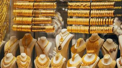 આજે બુલિયન બજારમાં સોના-ચાંદીના ભાવમાં ફરી વધઘટ જોવા મળી છે. 22 ઓગસ્ટના રોજ બજાર ખુલતા જ સોનાના ભાવમાં ફરી ઘટાડો નોંધાયો છે. તે સાથે હવે ચાંદીના ભાવ પણ ઘટવા લાગ્યા છે. આવી સ્થિતિમાં, ચાલો જાણીએ કે તમારા શહેરમાં સોનાનો ભાવ શું છે?