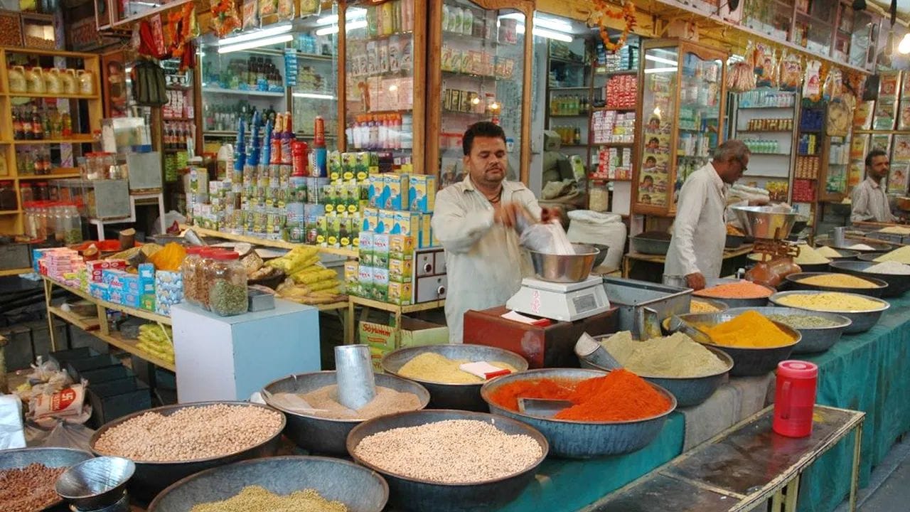 જણાવી દઈએ કે, વૈશ્વિક સ્તરે પીણાં પર સરેરાશ ટેક્સ 16-18 ટકાની વચ્ચે હોય છે. આવી સ્થિતિમાં, ભારતમાં જો કાર્બોનેટેડ પીણાં પર 18% GST રાખવામાં આવે, તો તે આંતરરાષ્ટ્રીય ટેક્સ દર સાથે મેળ ખાતું થશે. આથી વેપારીઓને રાહત મળશે અને આ ક્ષેત્રમાં વધુ ઔપચારિક (સંગઠિત) વ્યવસાય વધશે. હાલમાં આ ક્ષેત્રનો લગભગ 80% ભાગ અસંગઠિત છે.