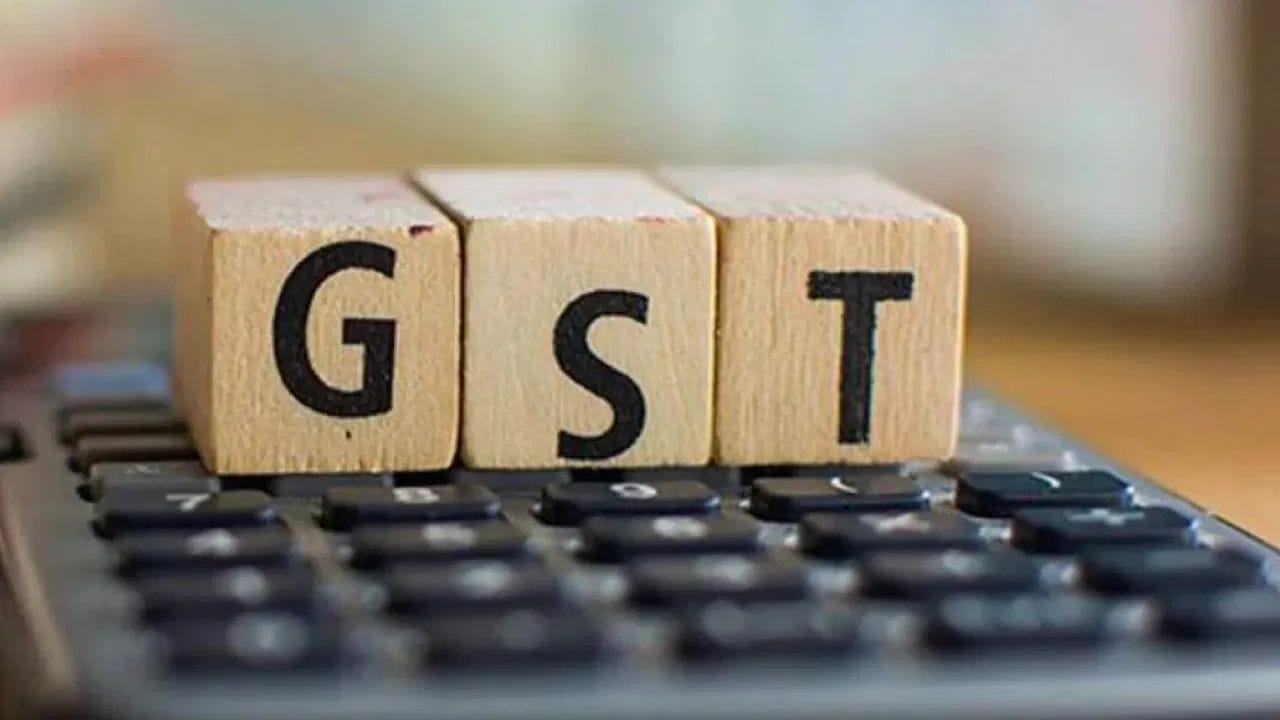 પ્રસ્તાવિત GST માળખામાં સેસ (CESS) ની કોઈ જોગવાઈ રહેશે નહીં. રાજ્યો જૂની લોનની ચુકવણી પૂર્ણ કરી દેતા જ સેસ વસૂલાત બંધ થશે તેવી સંભાવના છે. એવો અંદાજ છે કે, ઓક્ટોબર-નવેમ્બર સુધીમાં સેસ સમાપ્ત થઈ શકે છે. વીમા પર 0-5 ટકા GST લાદવાનો પ્રસ્તાવ છે, જ્યારે મોટાભાગની સેવાઓ પર પહેલાની જેમ 18 ટકા GST ચાલુ રહેશે.