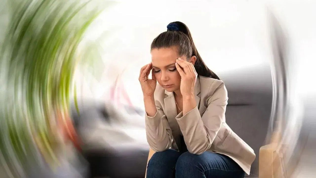 ગ્લુકોઝ પીવો: ચક્કર આવવાનું એક કારણ ડિહાઇડ્રેશન કે બ્લડ શુગરનો ઘટાડો હોઈ શકે છે. આવી સ્થિતિમાં એક ગ્લાસ પાણી કે ગ્લૂકોઝ પીને તાત્કાલિક રાહત મેળવી શકાય છે.